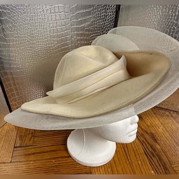 Elegant Vintage Cream Fascinator with Rhinestone Accent main image 4